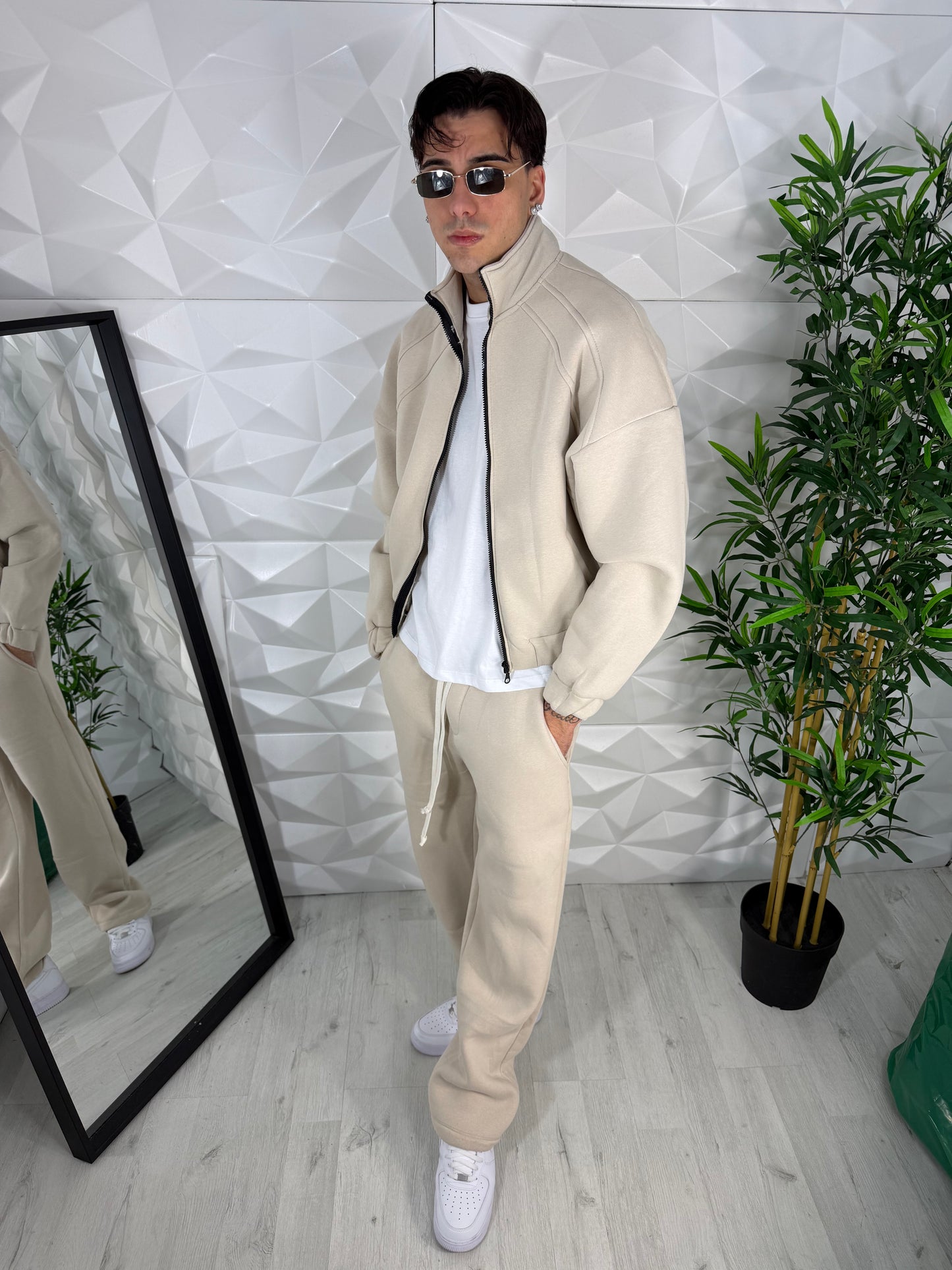 Tuta beige con zip